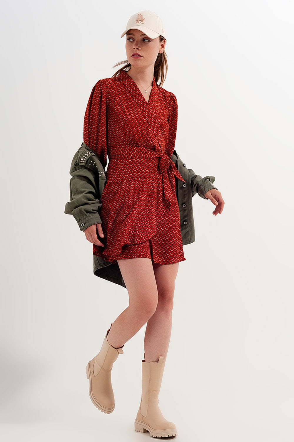 Robe portefeuille courte à décolleté plongeant et imprimé géométrique