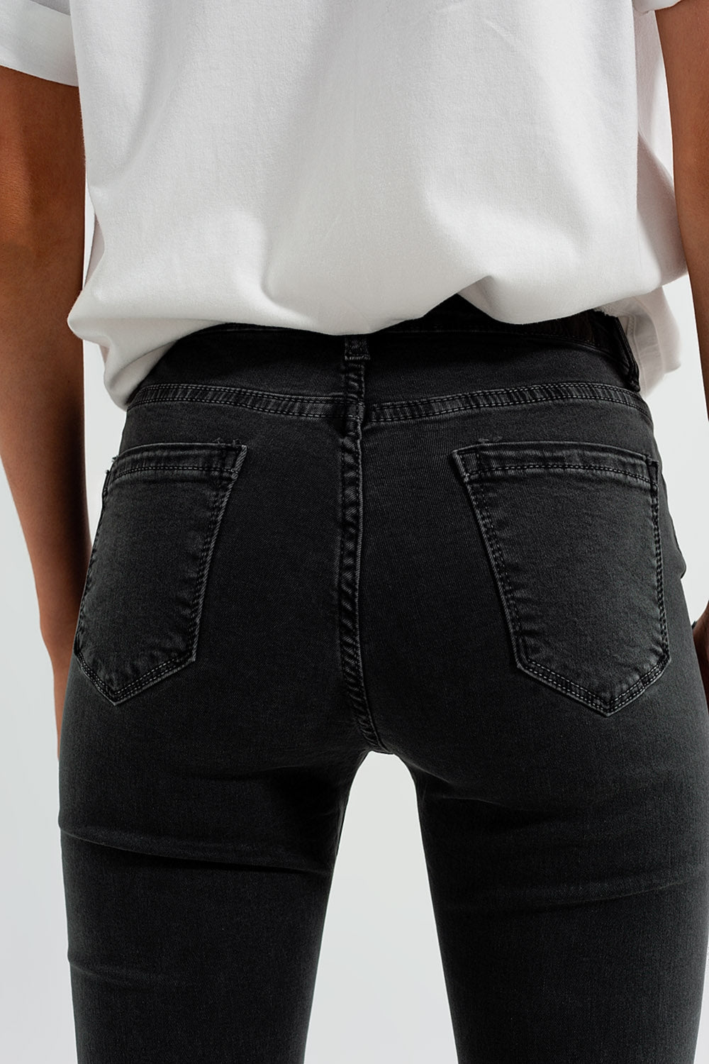 Pantalon en gris foncé avec chevilles larges
