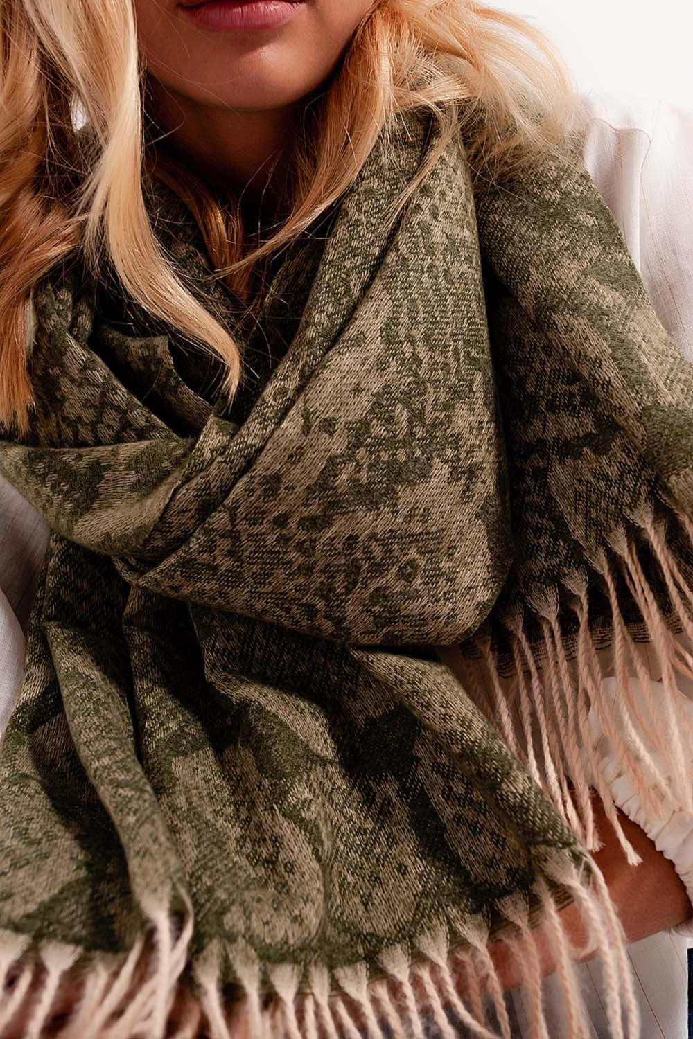Foulard vert à motif de serpent avec franges