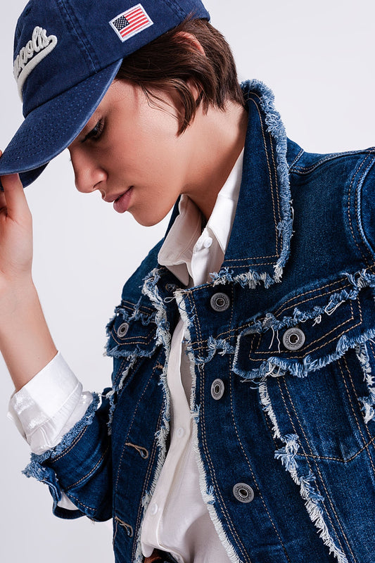 Veste en denim délavé avec motif effiloché et ourlet non fini
