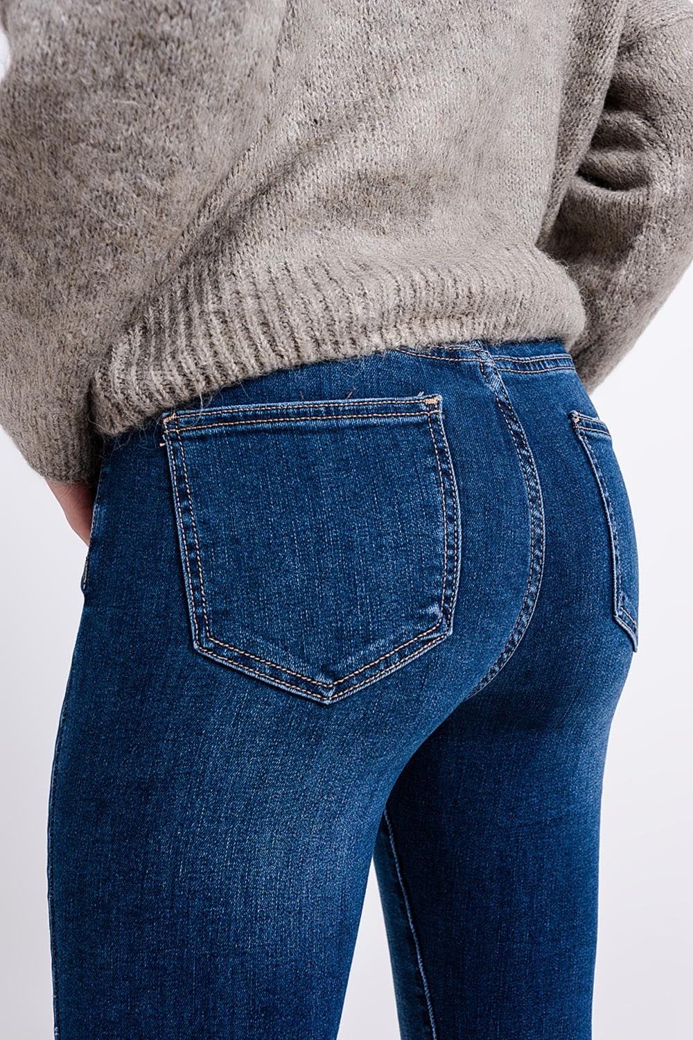 Jean taille haute avec ourlet asymétrique