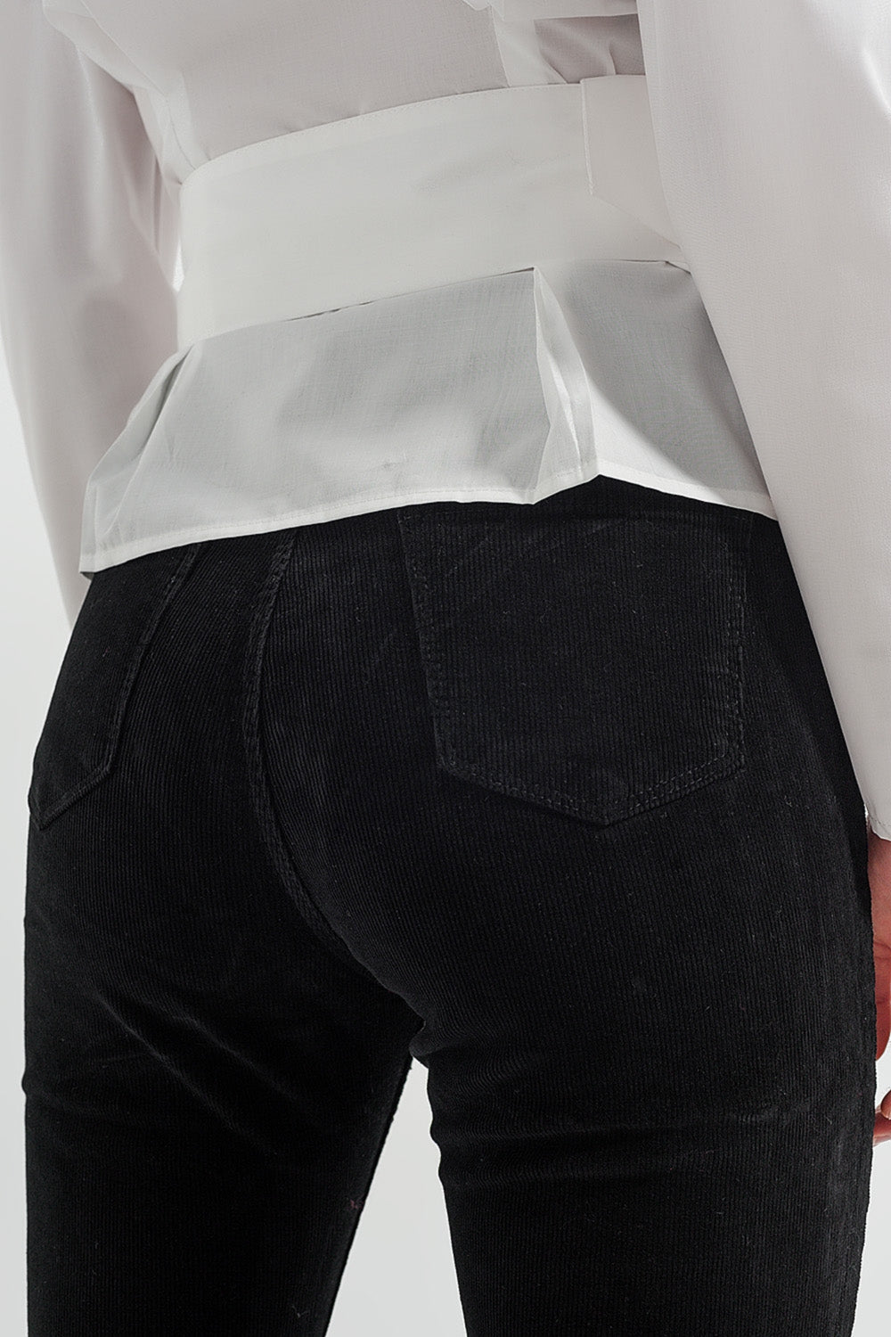 Pantalon noir évasé en velours côtelé extensible