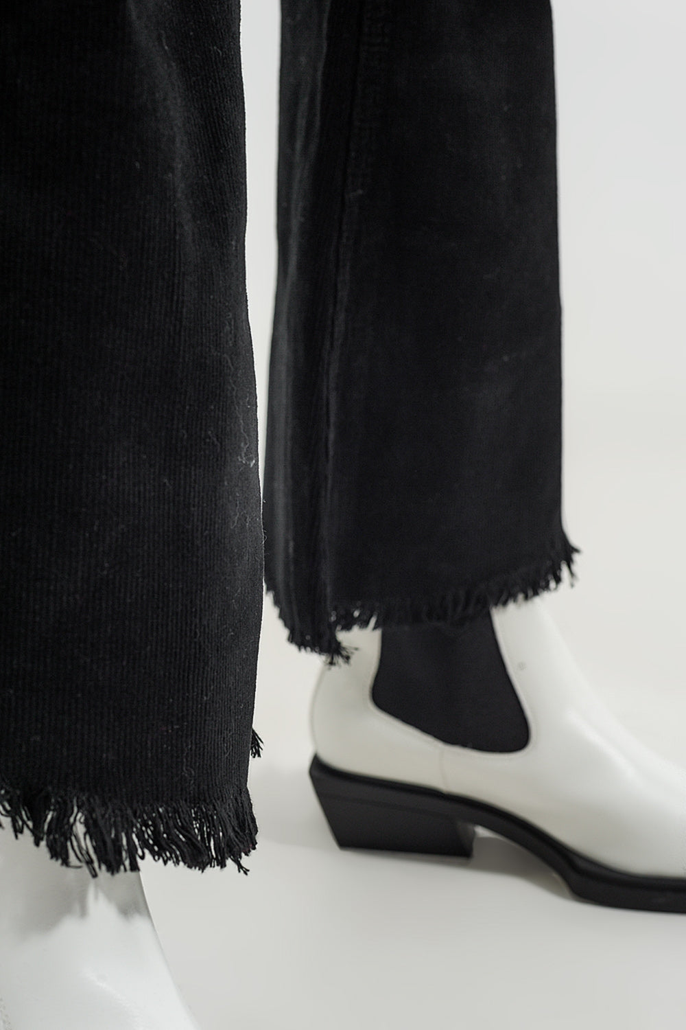 Pantalon noir évasé en velours côtelé extensible