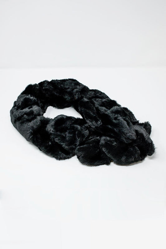 Col duveteux noir