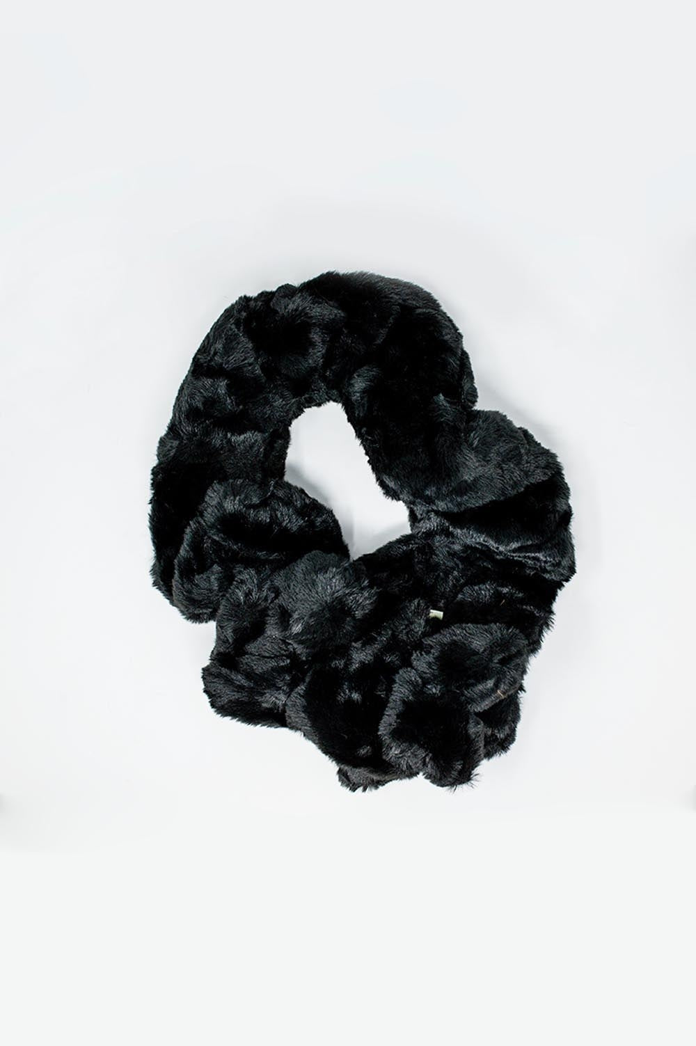 Col duveteux noir