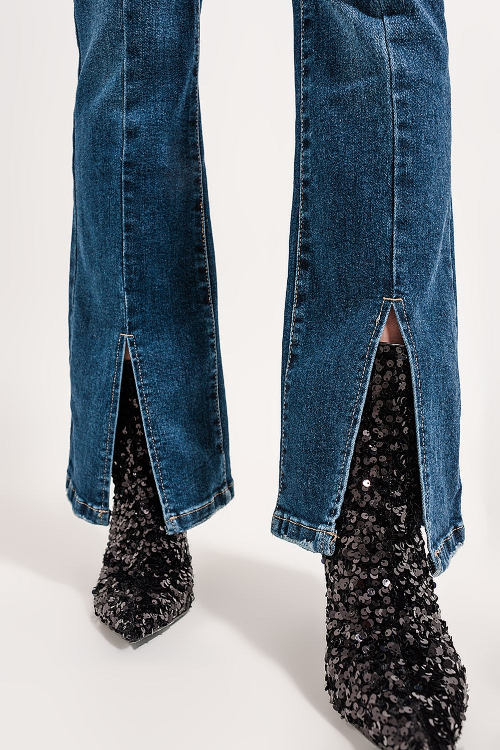 Jeans évasé à ourlet fendu