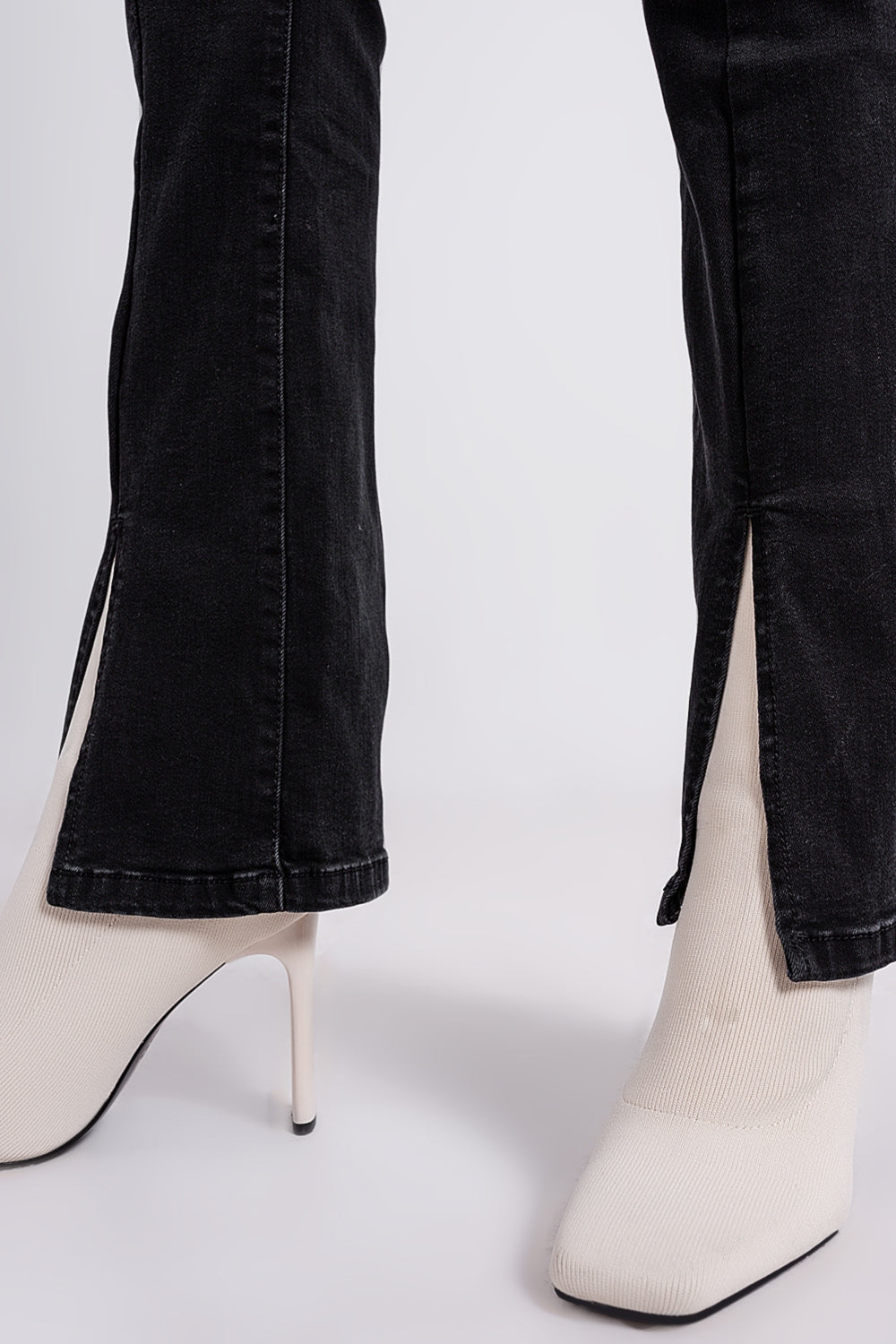 Jeans noir évasé à ourlet fendu