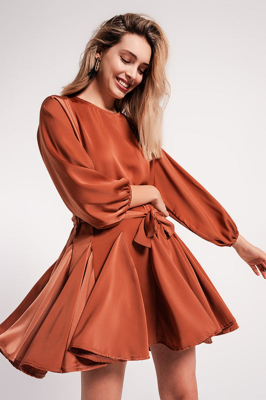 Robe courte effet satiné avec ceinture orange