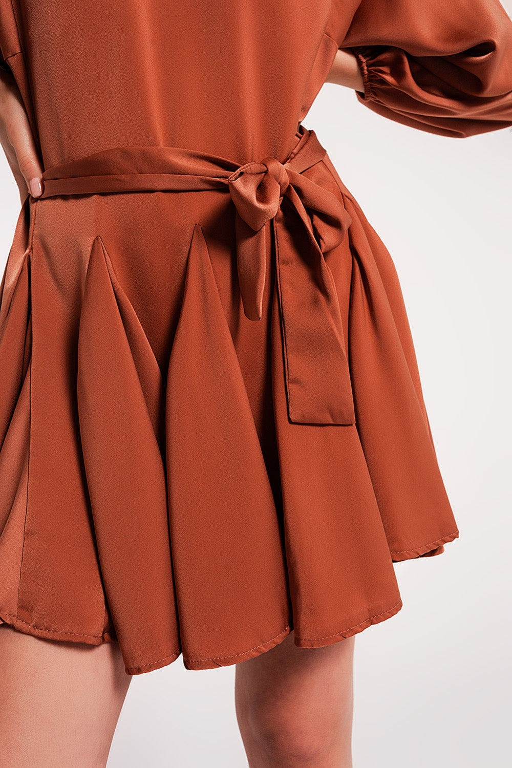 Robe courte effet satiné avec ceinture orange