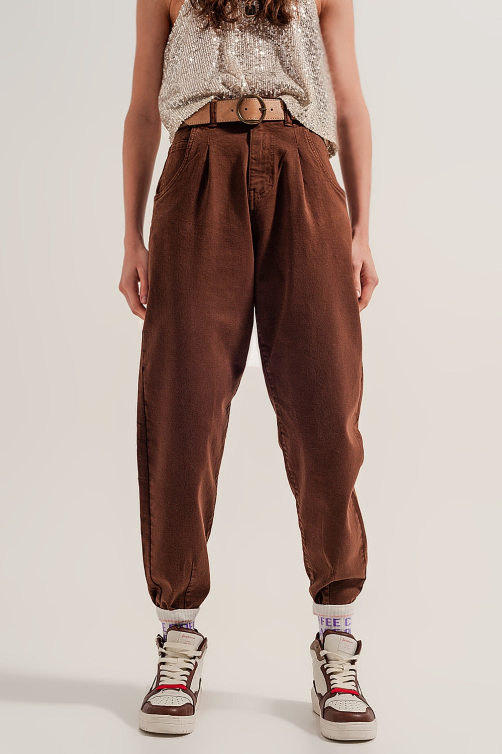 Jean mom avec taille haute et plis sur le devant en marron