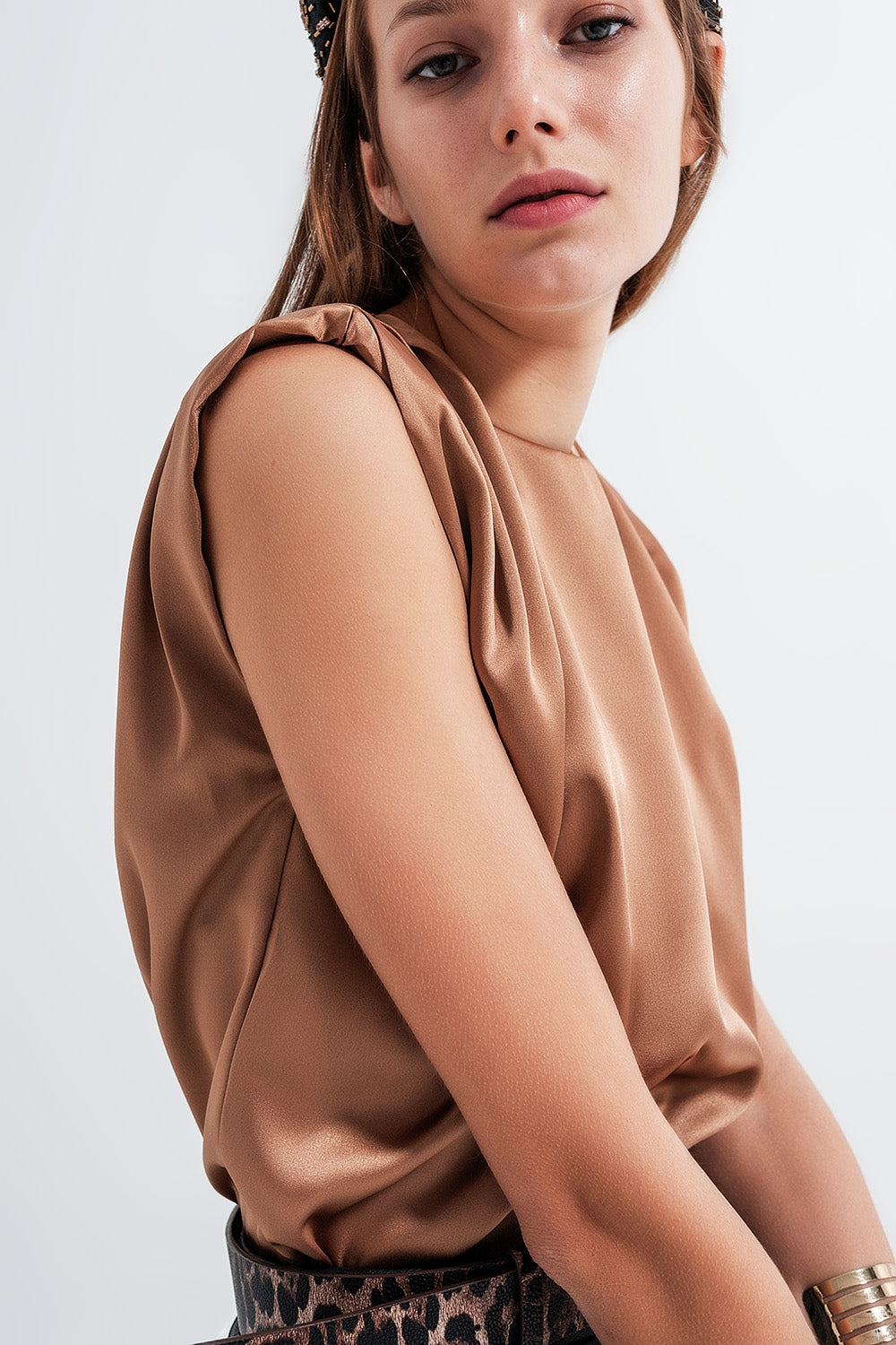 Top sans manches à épaulettes en satin froncé en or
