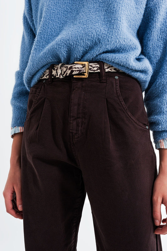 Jean mom avec taille haute et plis sur le devant en brun