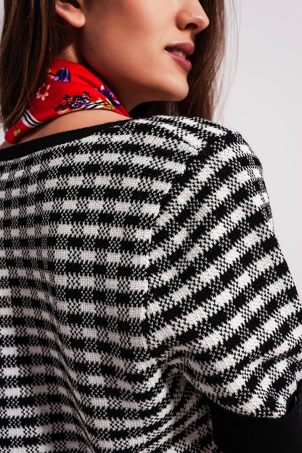 Pull duveteux à encolure carrée noir et blanc
