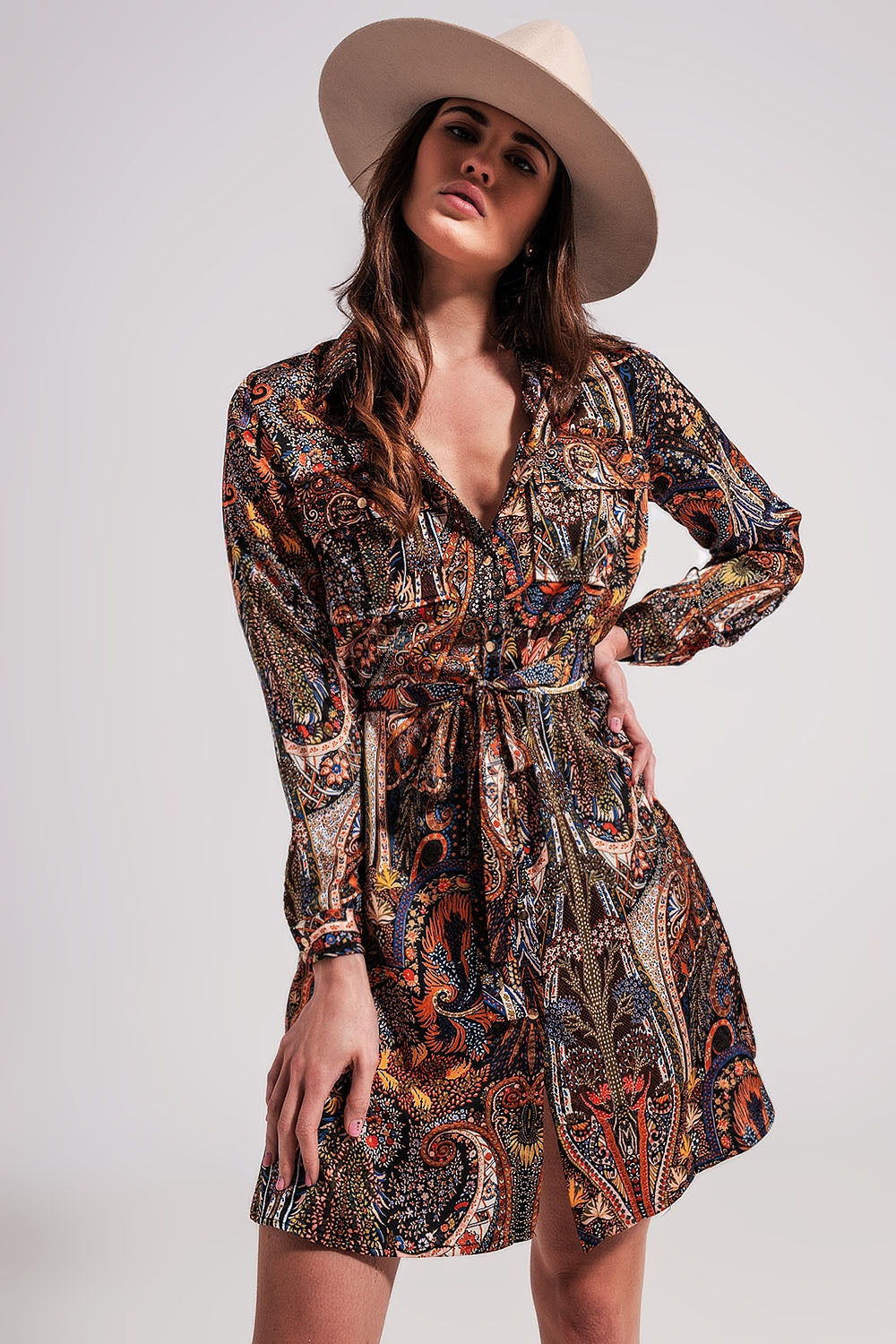 Robe courte noire à manches longues avec imprimé motif cachemire