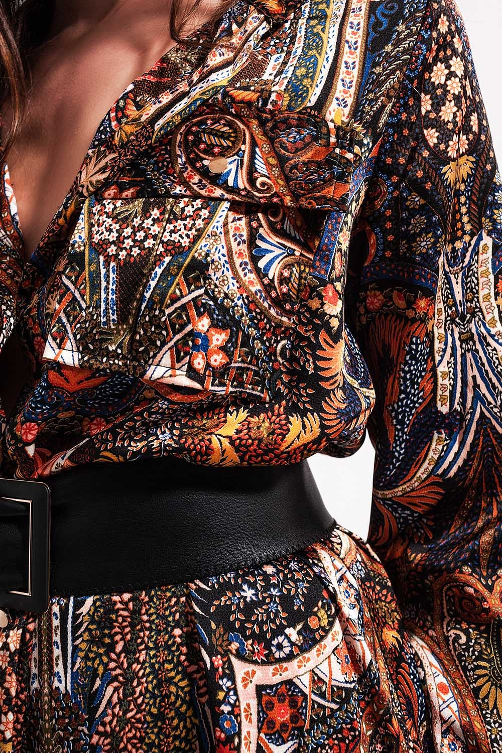 Robe courte noire à manches longues avec imprimé motif cachemire