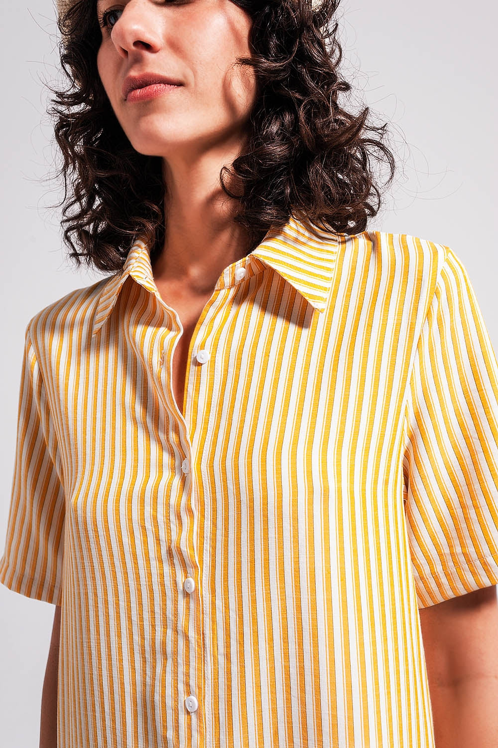 Robe courte à rayures jaune et blanc