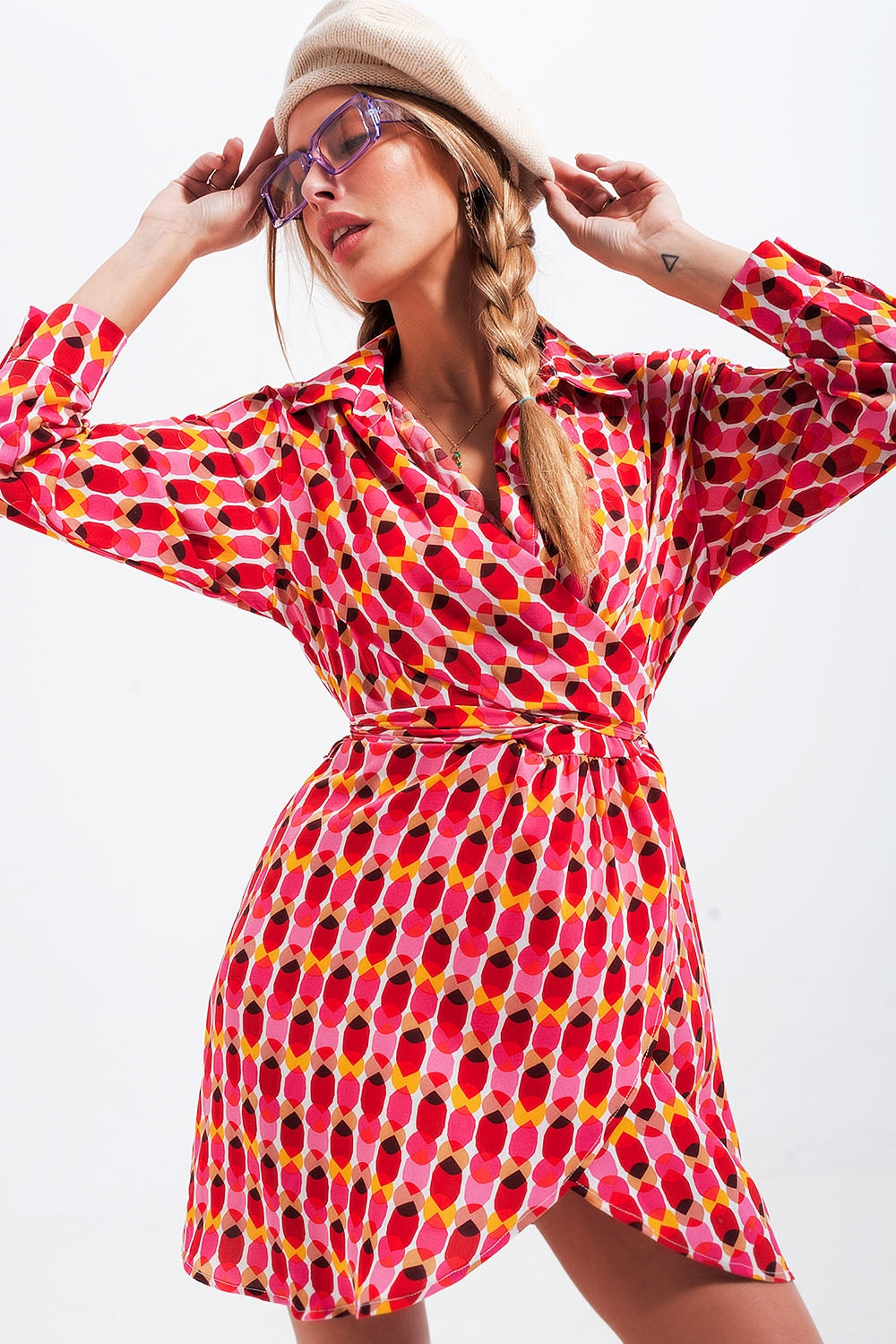 Mini robe boutonnée sur le devant à taille nouée et imprimé rouge