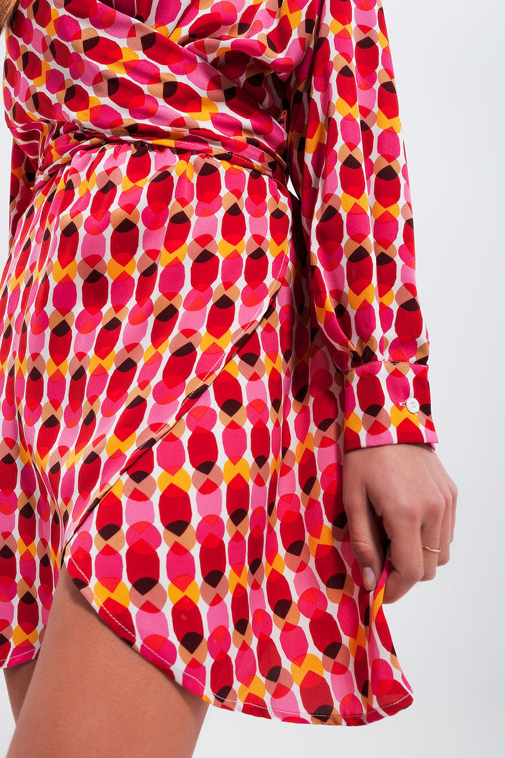 Mini robe boutonnée sur le devant à taille nouée et imprimé rouge