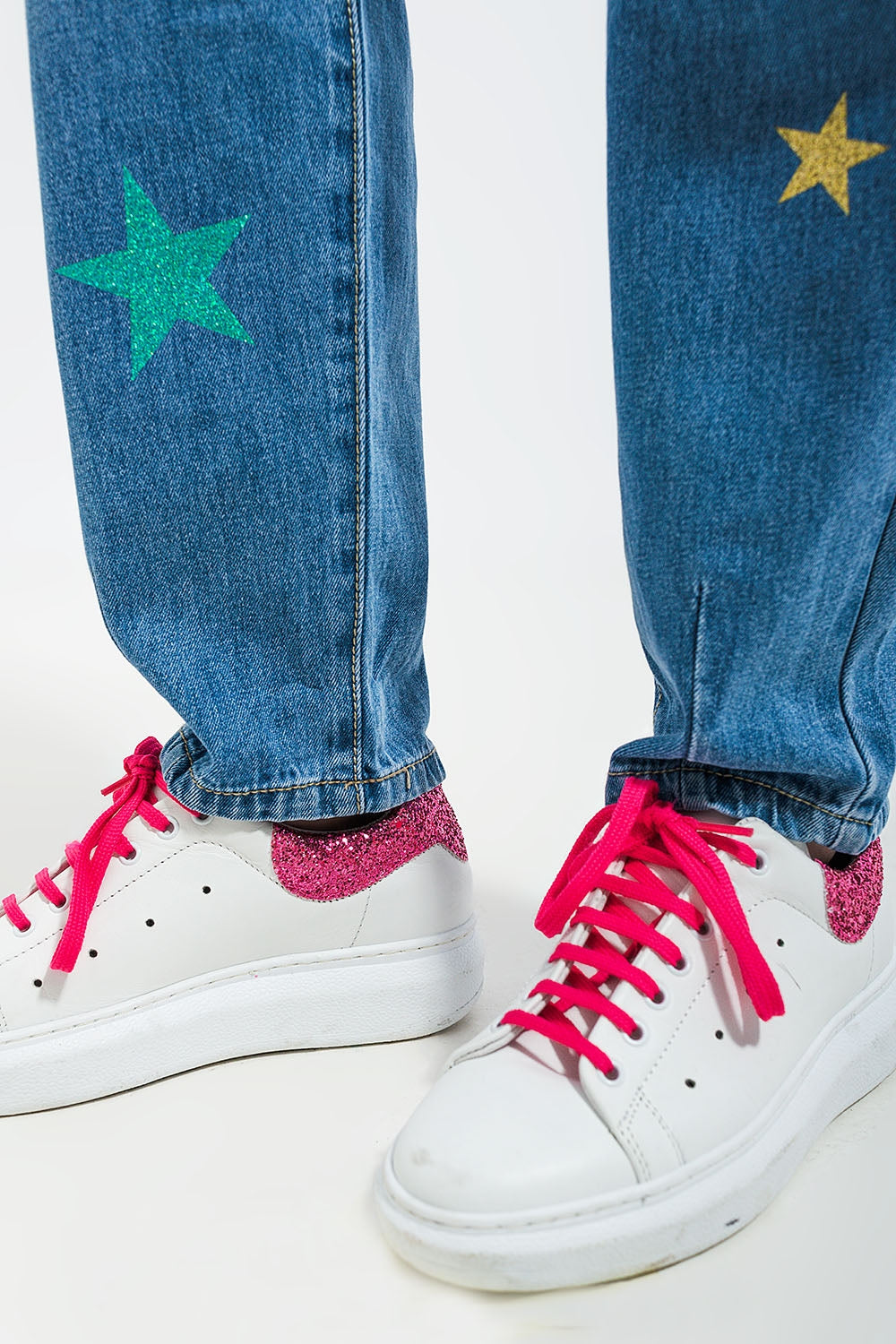 Jean slouch taille haute avec plis sur le devant et imprimé étoiles