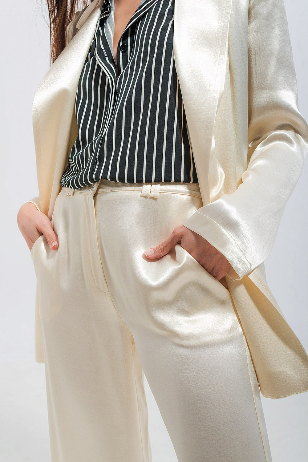 Pantalon de tailleur large en satin couleur crème