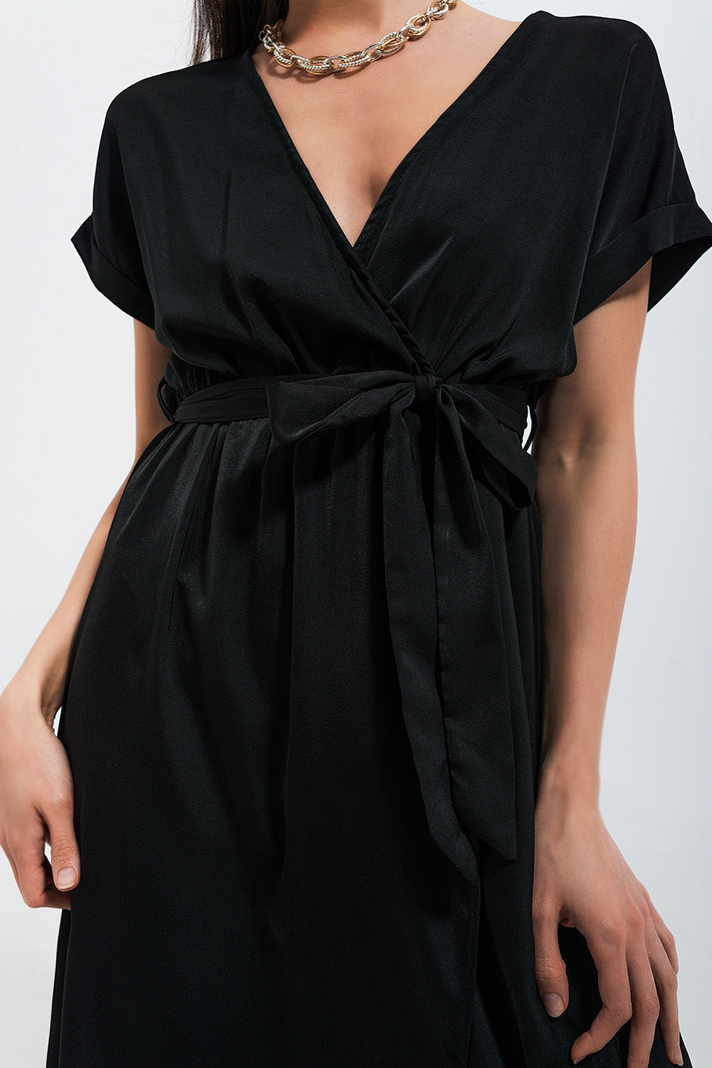 Robe longue en satin à manches courtes en noire