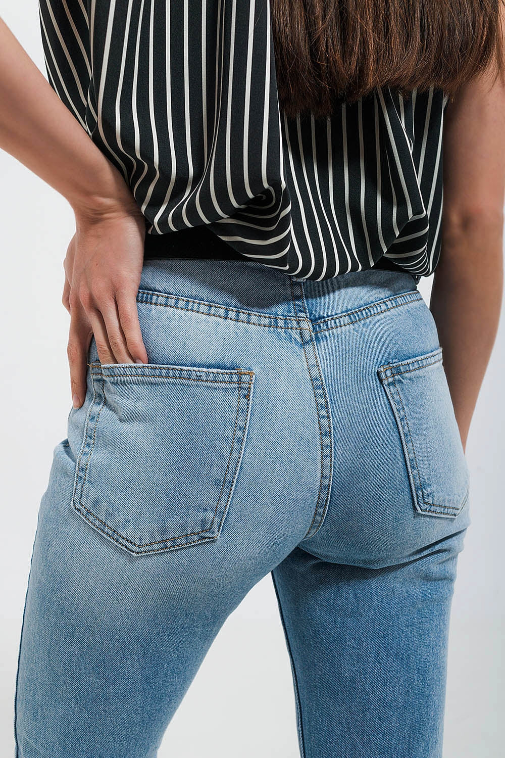Jean effet seconde peau en tissu stretch à délavage clair avec ourlet brut