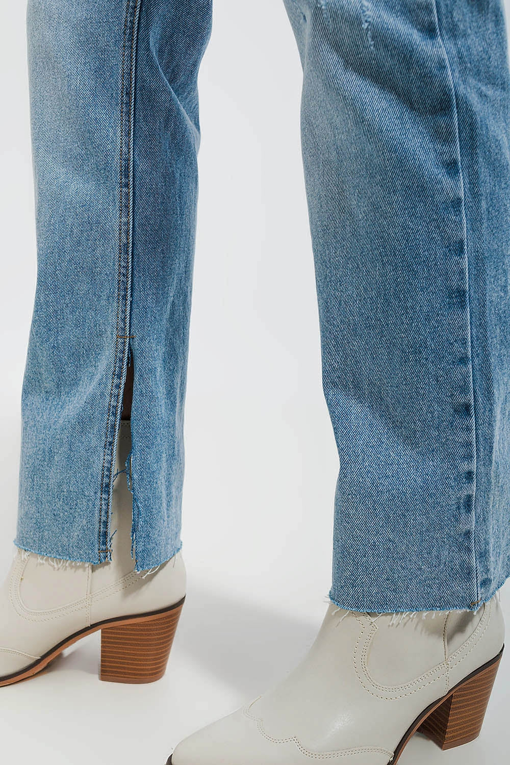 Jean effet seconde peau en tissu stretch à délavage clair avec ourlet brut