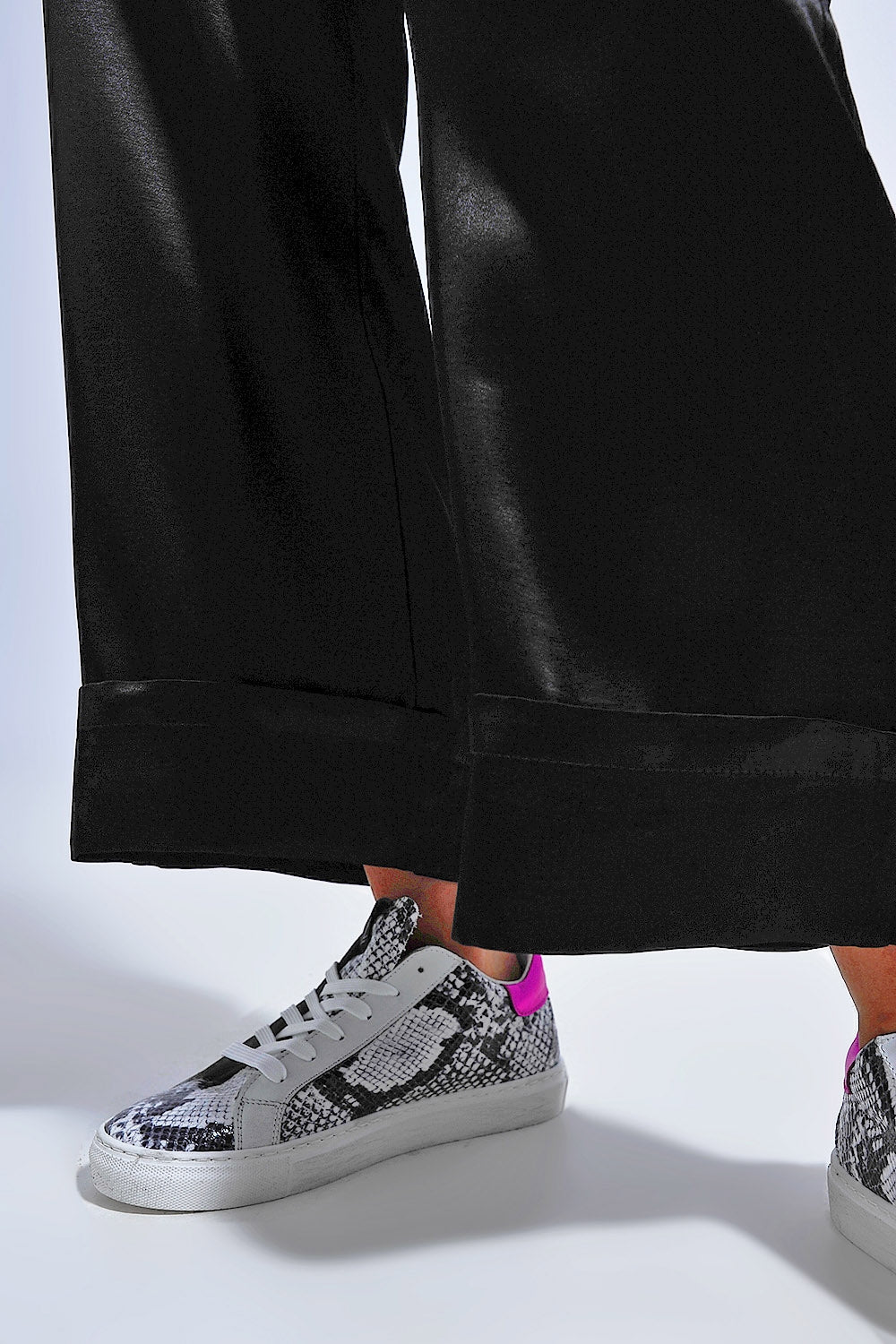 Pantalon de tailleur large en satin noir