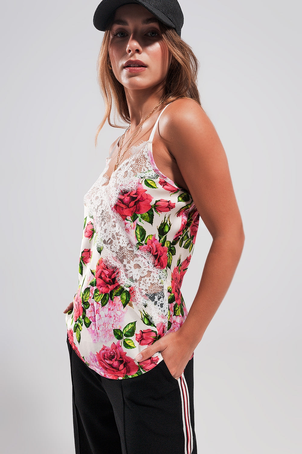 Caraco en satin avec bordures en dentelle à imprimé roses