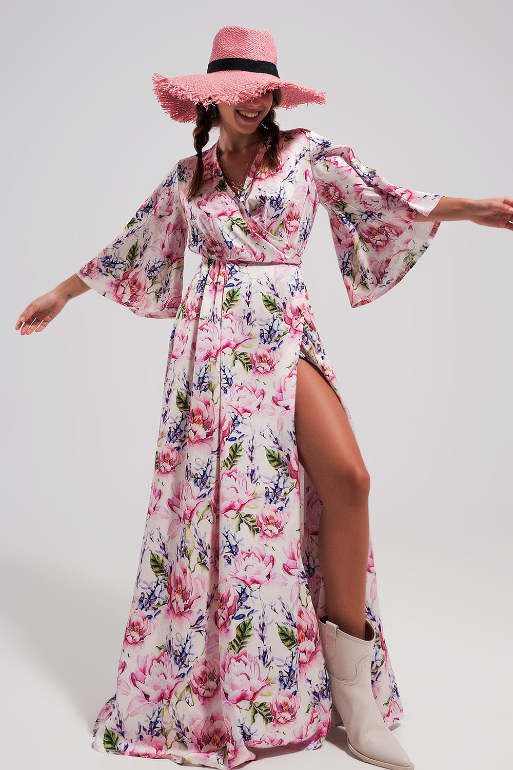 Robe rose longue à manches évasées et à fleurs