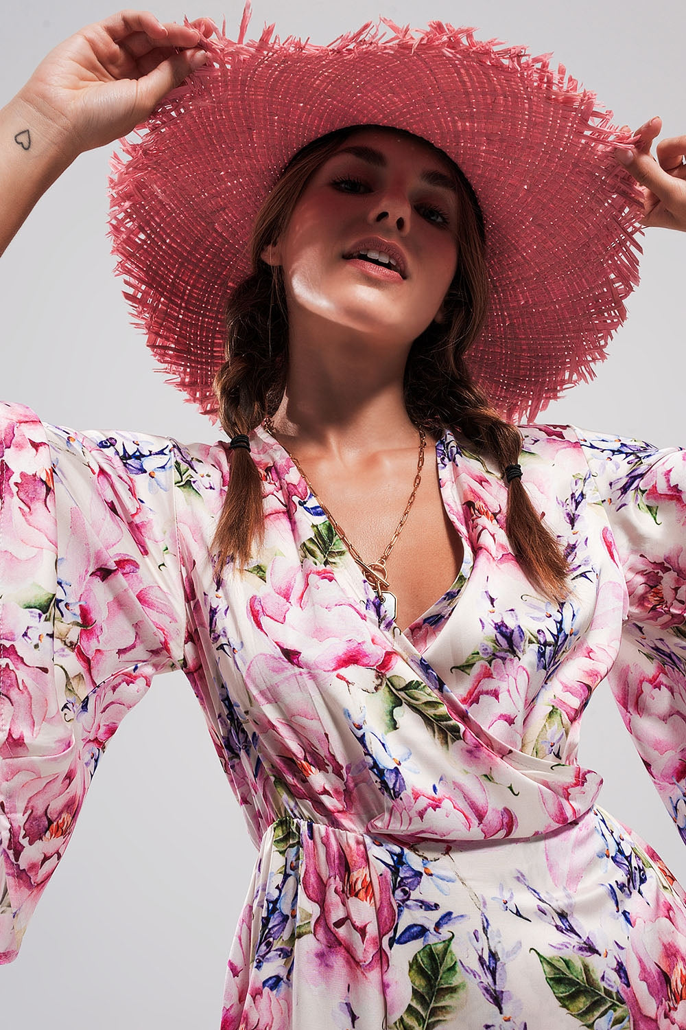 Robe rose longue à manches évasées et à fleurs