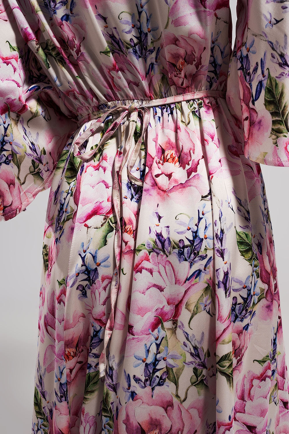 Robe rose longue à manches évasées et à fleurs