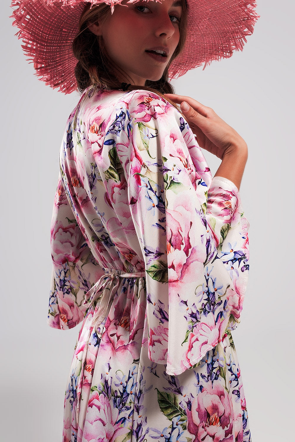 Robe rose longue à manches évasées et à fleurs