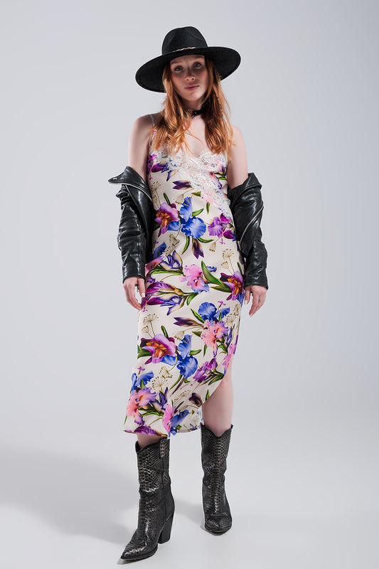 Robe beige à bretelles imprimés fleurs contrastants et décolletée en satin