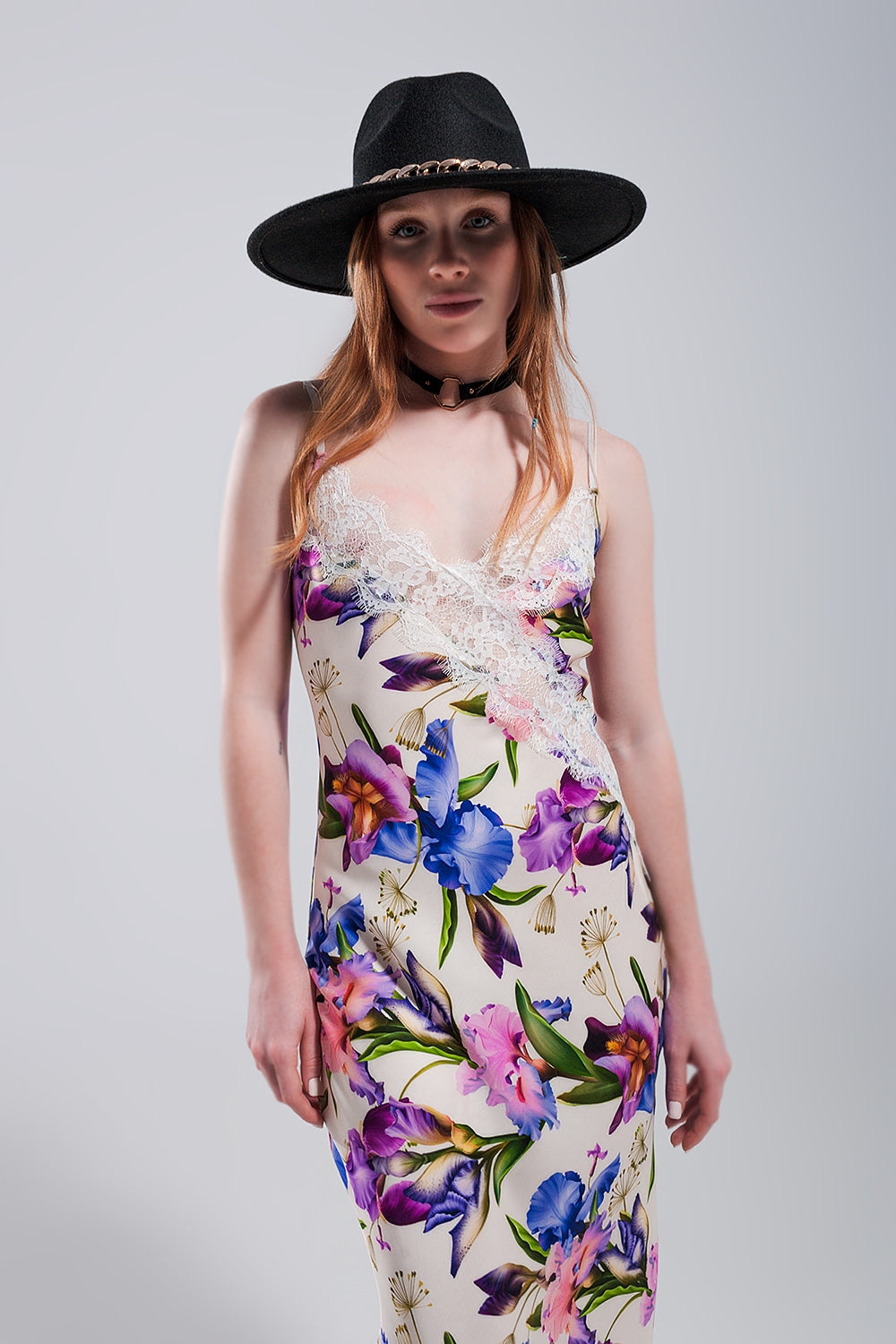 Robe beige à bretelles imprimés fleurs contrastants et décolletée en satin