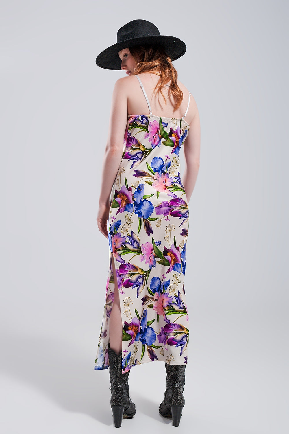 Robe beige à bretelles imprimés fleurs contrastants et décolletée en satin