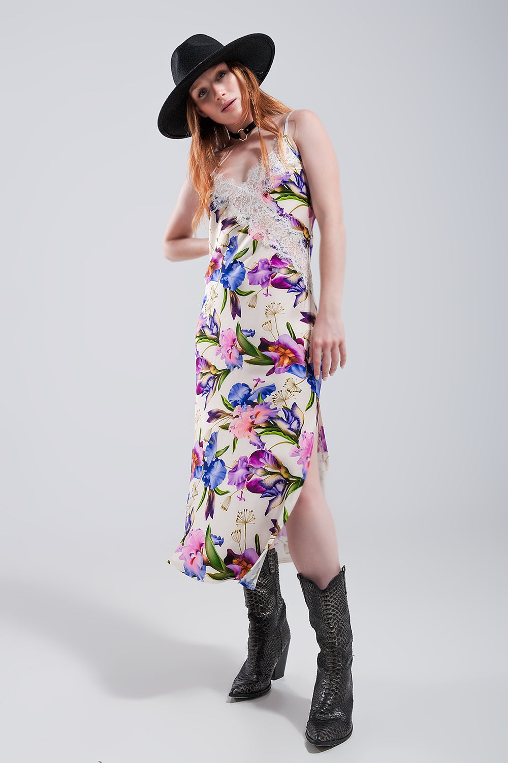 Robe beige à bretelles imprimés fleurs contrastants et décolletée en satin