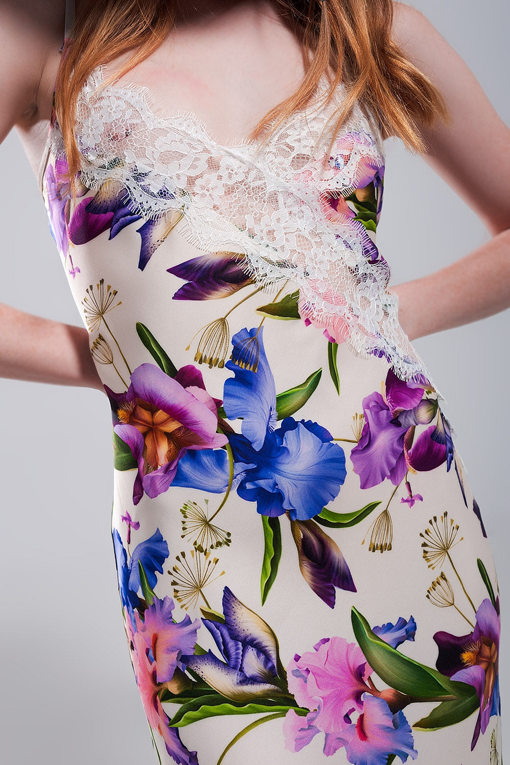 Robe beige à bretelles imprimés fleurs contrastants et décolletée en satin