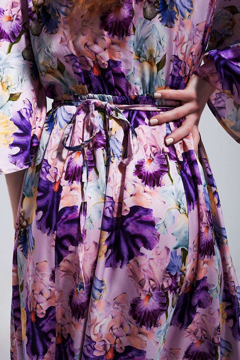 Robe pourpre longue à manches évasées et à fleurs