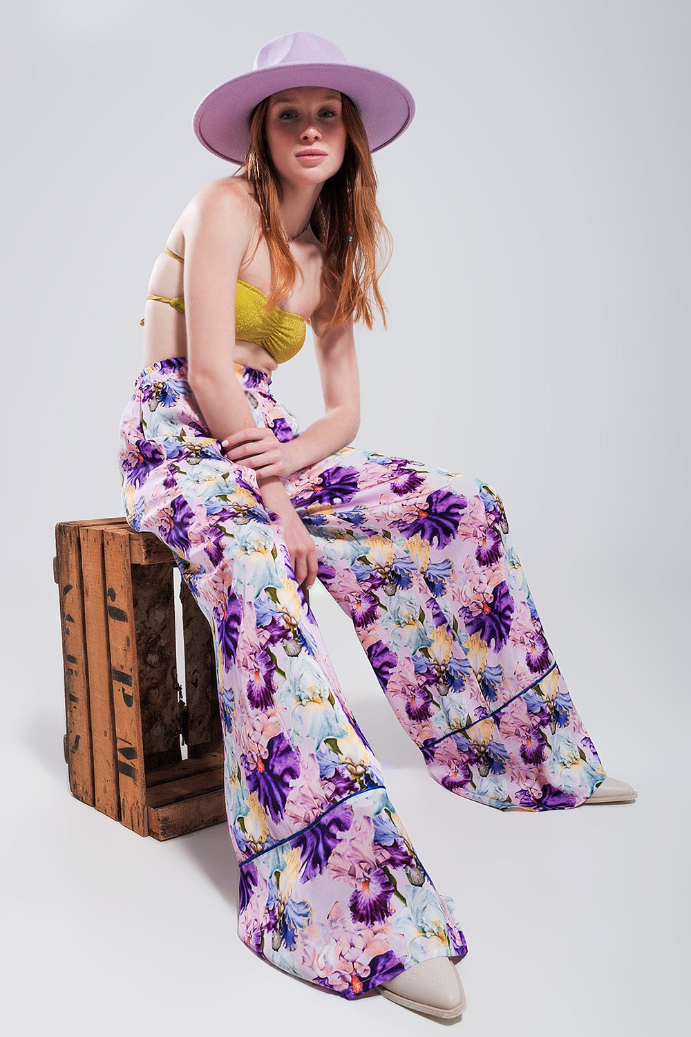 Pantalon pourpre large à taille haute en satin à imprimé fleuri