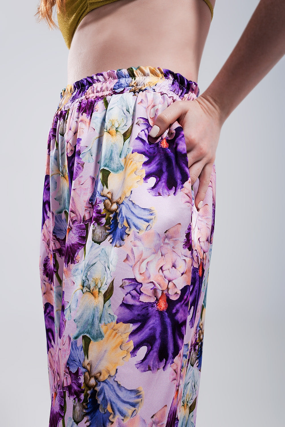 Pantalon pourpre large à taille haute en satin à imprimé fleuri