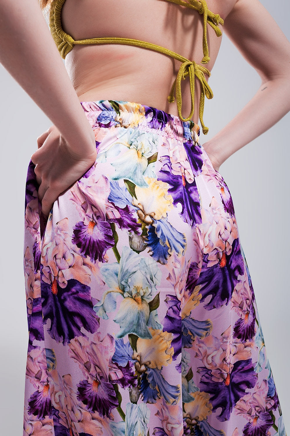 Pantalon pourpre large à taille haute en satin à imprimé fleuri