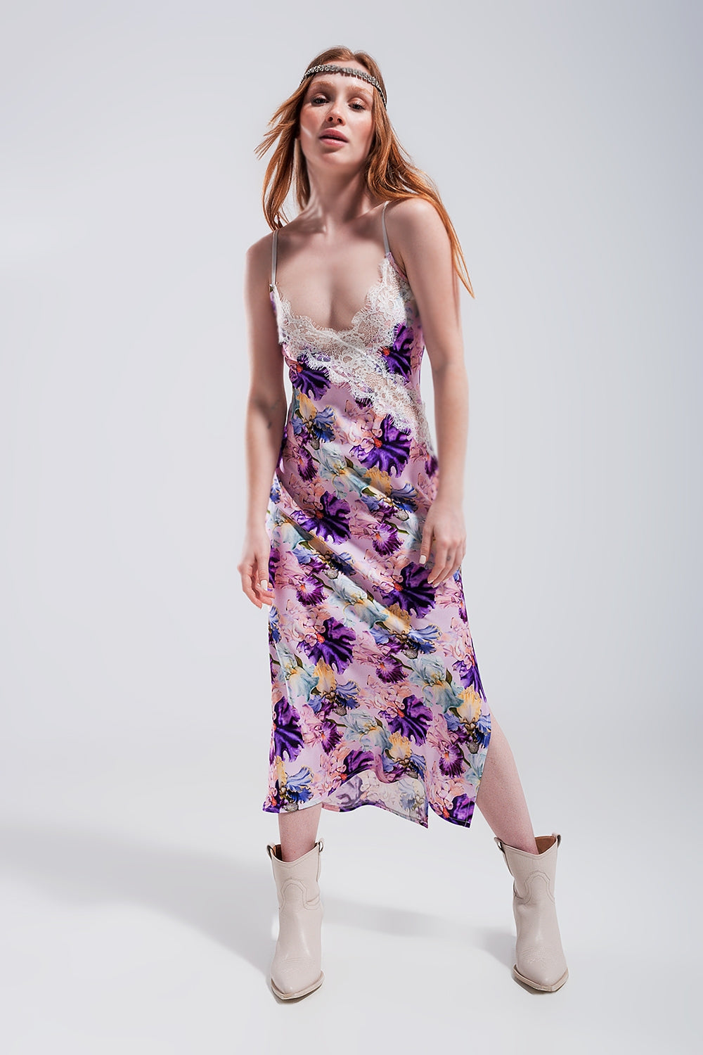 Robe pourpre à bretelles imprimés fleurs contrastants et décolletée en satin