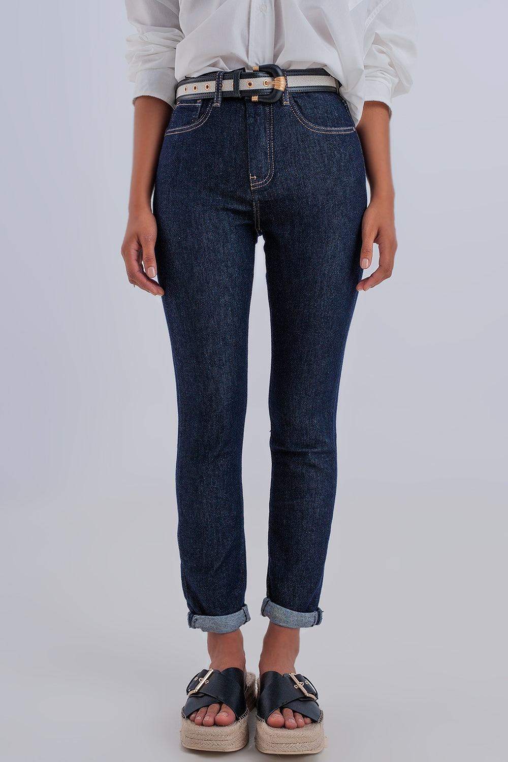 Jean bleu foncé avec taille haute et coutures contrastées