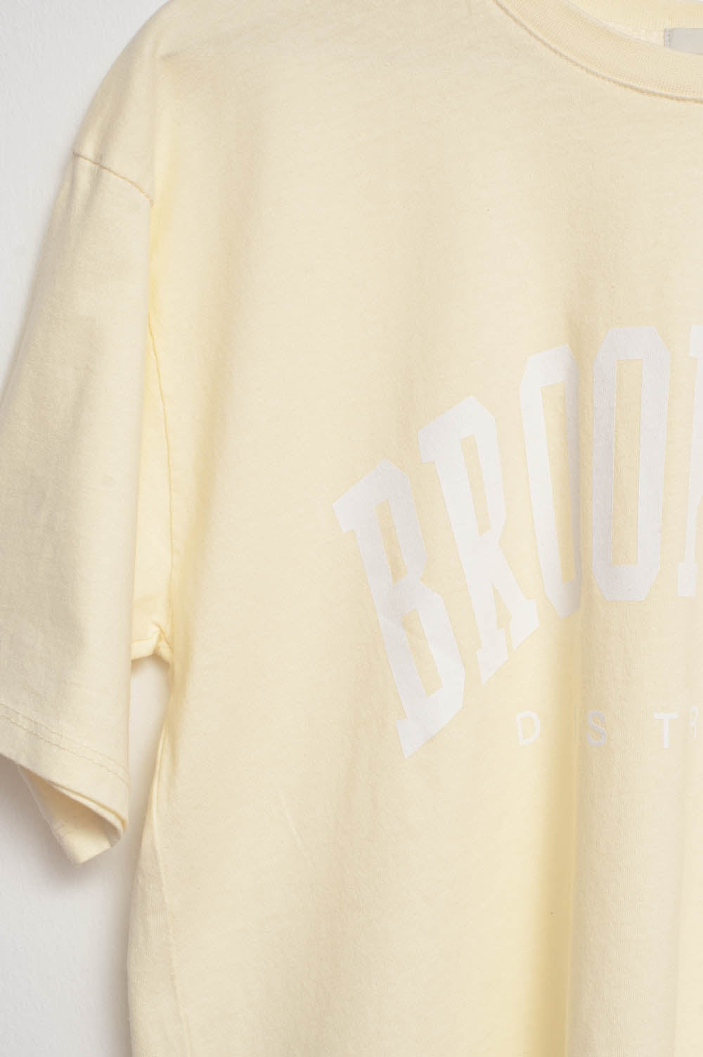 T-shirt avec texte Brooklyn District en jaune