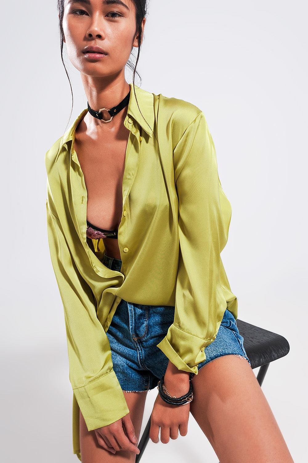Chemise manches longues boutonnée devant en satin verte