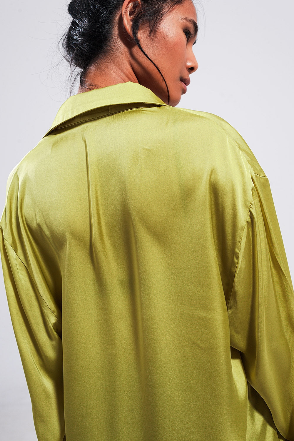 Chemise manches longues boutonnée devant en satin verte