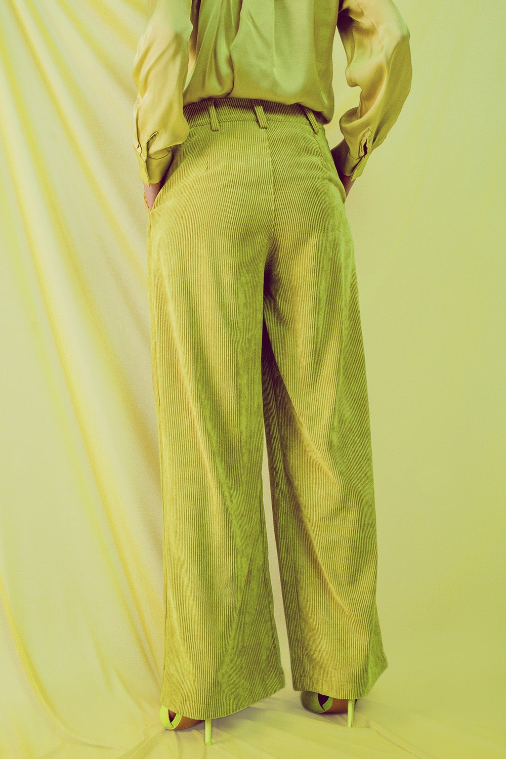 Pantalon droit à taille haute en velours côtelé lime