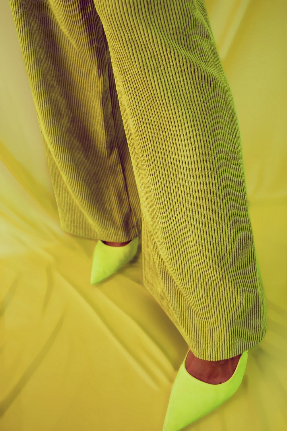 Pantalon droit à taille haute en velours côtelé lime