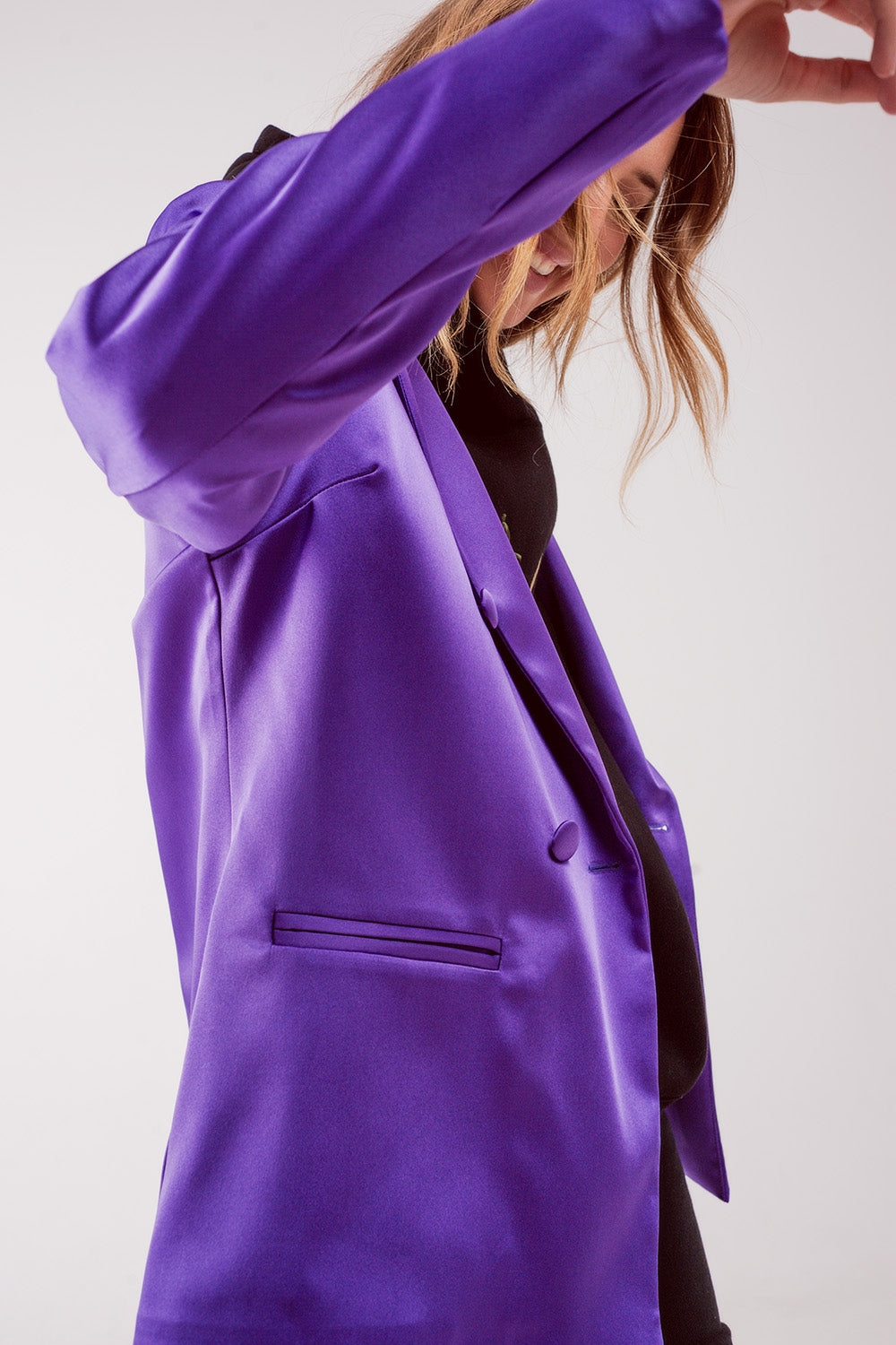 Blazer à double boutonnage en tissu satiné violet